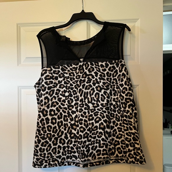 Worthington Woman Size 1X Sleeveless Blouse Animal Print and Embellished Collar - Picture 2 of 4